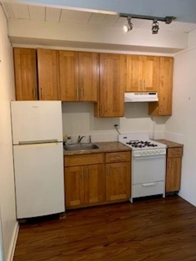 Building Photo - Kon Tiki - Studio Unit - Electric, Water & Sewer included - Avail now!
