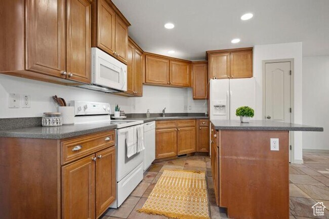 Building Photo - Amazing Cottonwood Heights 4bd/3ba home! G...