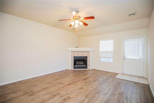 Building Photo - 610 Maplewood Dr