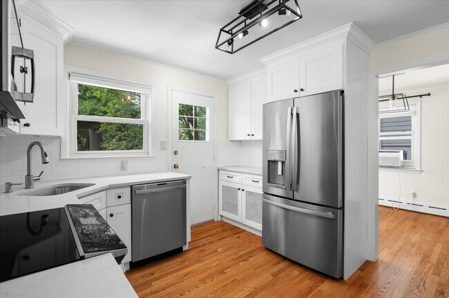 Building Photo - 714 Forest Ave