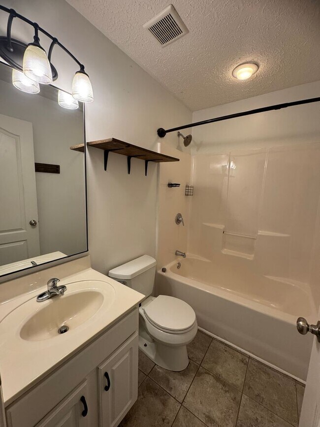 Building Photo - Single Family Home in Clarksville!