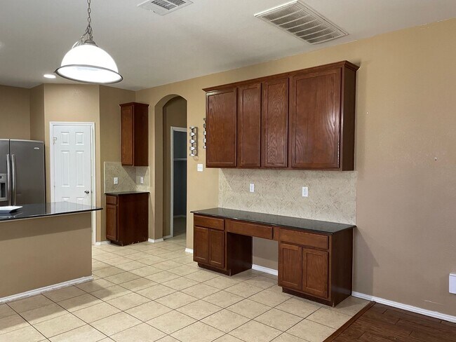 Building Photo - Available Now! Spacious & Well-Maintained ...