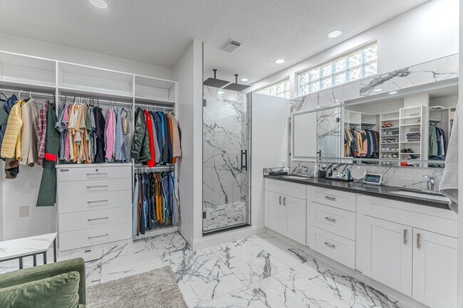 Building Photo - 2 Graylin Woods Pl