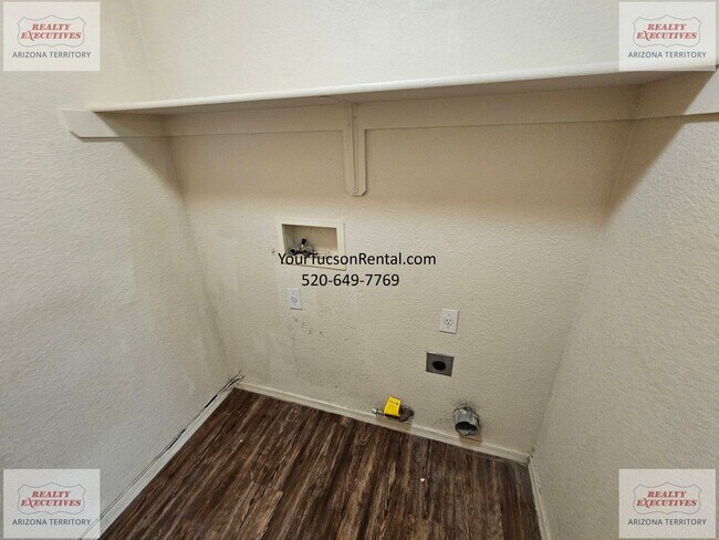 Building Photo - 3/2 & a Loft, AC off of River Road near Oracle Road