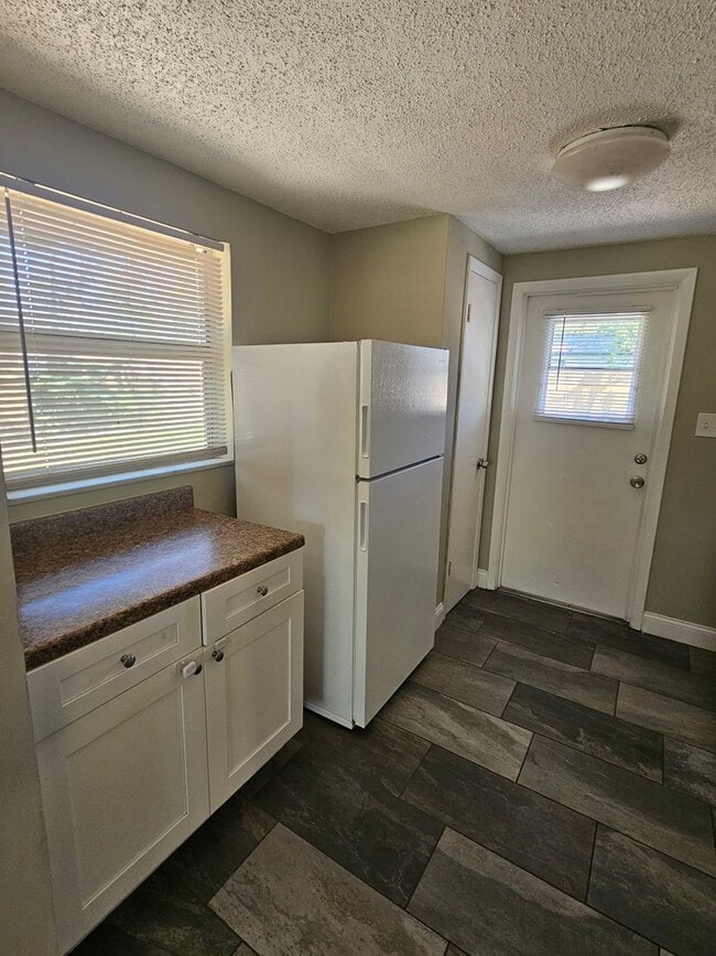 Building Photo - Charming 2-Bedroom, 1-Bathroom Duplex in C...