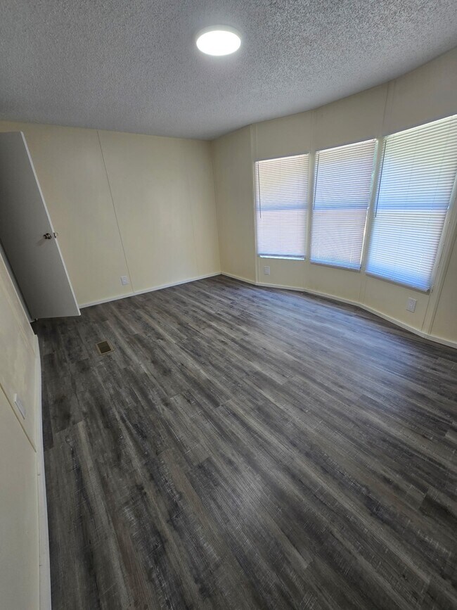 Building Photo - 7622 Shamrock Dr