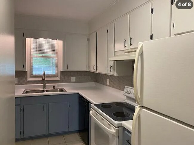 Building Photo - 216 Burlie Ct