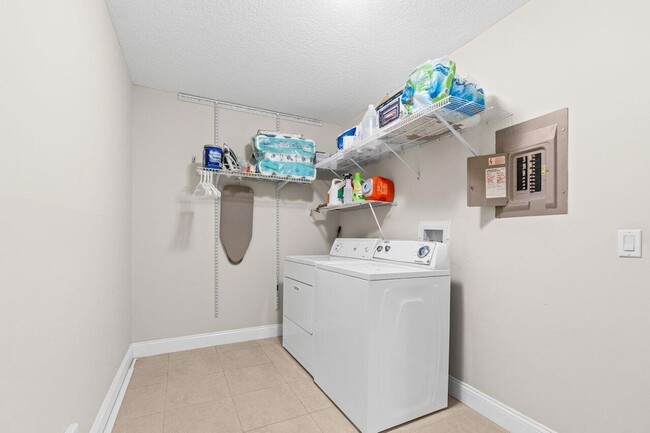 Building Photo - 1001 Sabal Ridge Cir