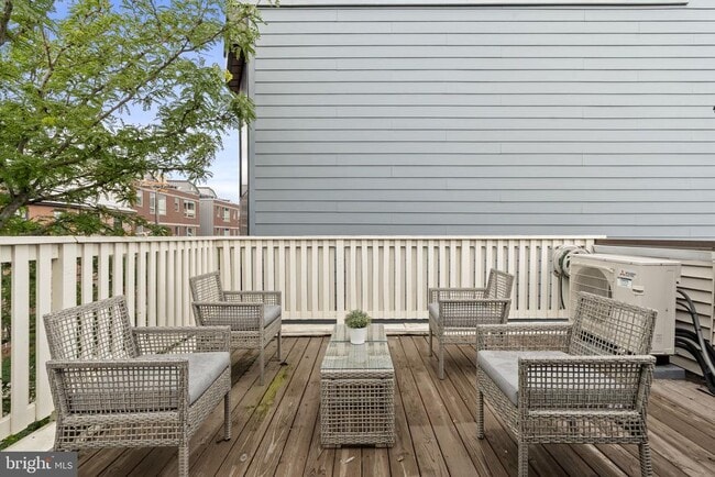 Building Photo - 858 S Front St