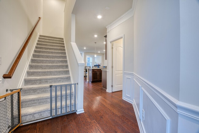 Building Photo - 2832 Fairgrove Cres