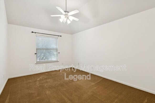 Building Photo - 1805 Sumac Dr