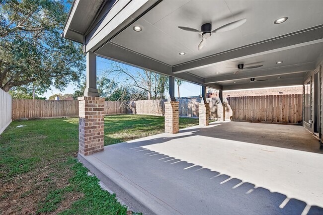 Building Photo - 1720 Old Creek Dr