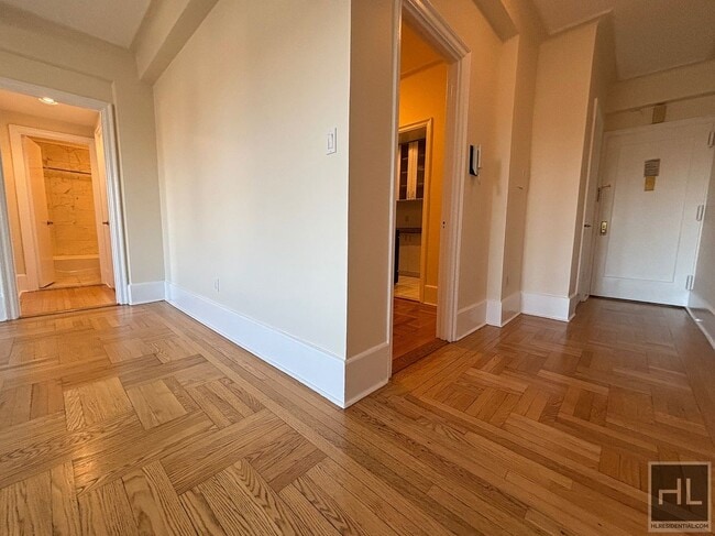 Building Photo - 147 W 79th St