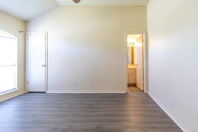 Building Photo - 2608 Coach Dr