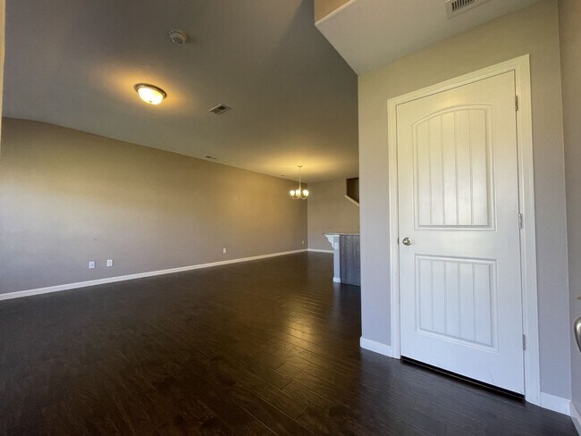 Building Photo - Spacious Two-Story Townhouse