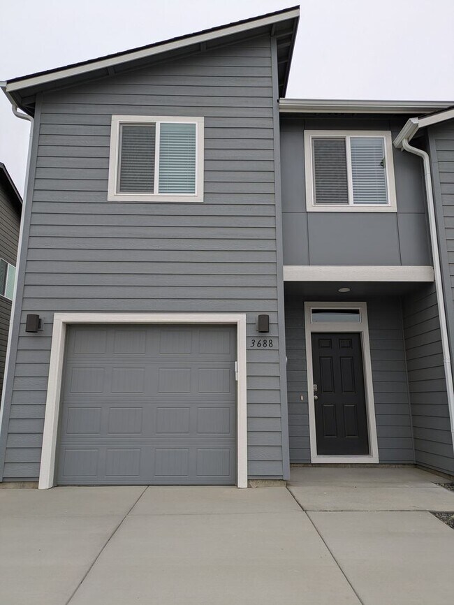 Building Photo - 3 Bedroom 2.5 Bathroom Townhome