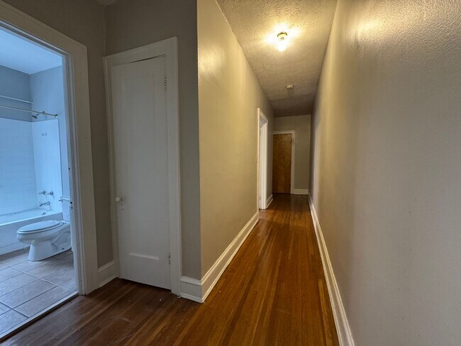 Building Photo - 2773 Hampshire-Unit 8