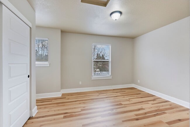 Building Photo - 3BR/2.5 Bath Townhome