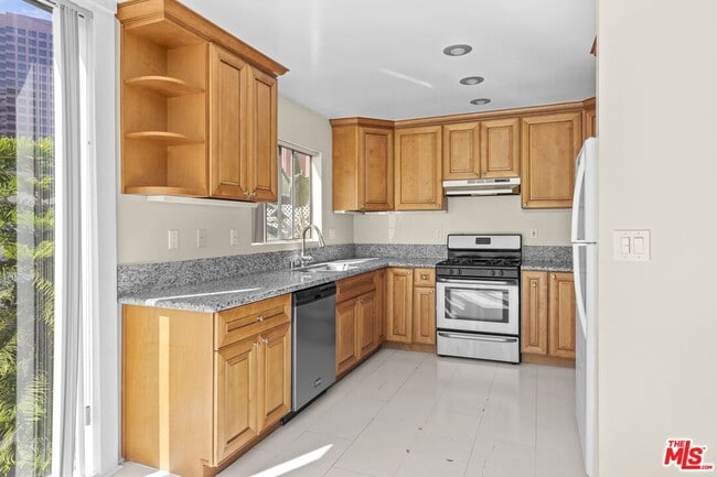 Building Photo - 1233 Barry Ave