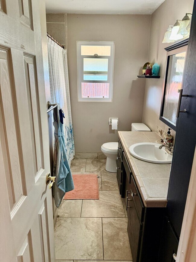 Building Photo - Explore this attractive property in Bakersfield, featuring 3-bedroom and 1.75 -bathrooms - Availa...