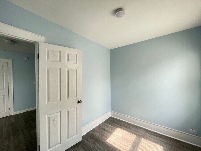 Building Photo - 9 Oak St