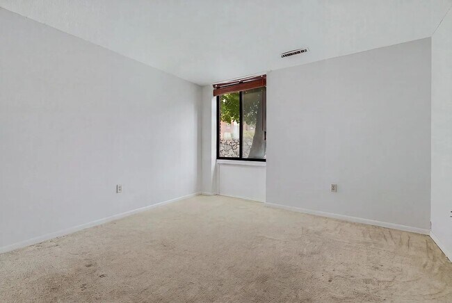 Building Photo - 1002 Paradise Rd