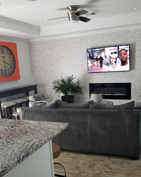 Building Photo - 1901 River Oaks Dr