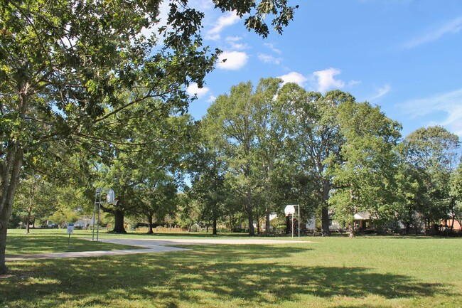 Building Photo - Amazing 3 Bedroom Townhome with Fenced Bac...