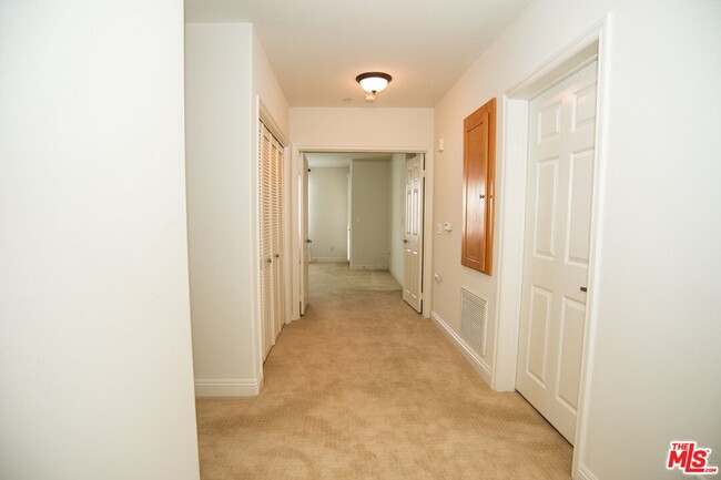 Building Photo - 5831 Seawalk Dr