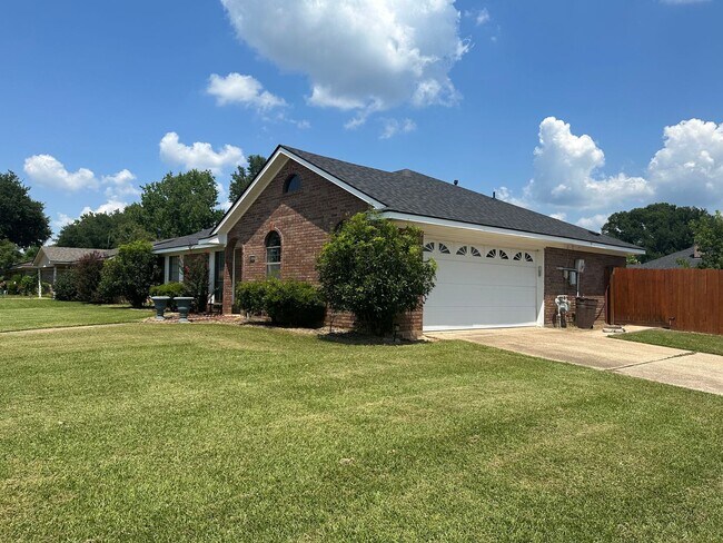 Building Photo - Beautiful South Bossier Home with Sunroom!