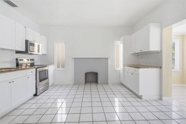 Building Photo - 1743 SW 17th St