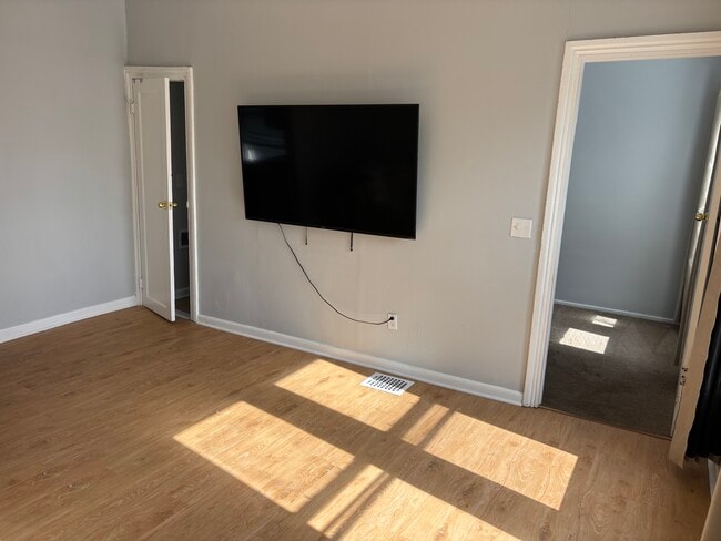 Building Photo - 243 Niagara St