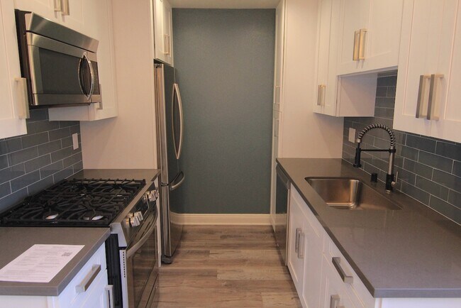 Building Photo - 1450 S Bundy Dr