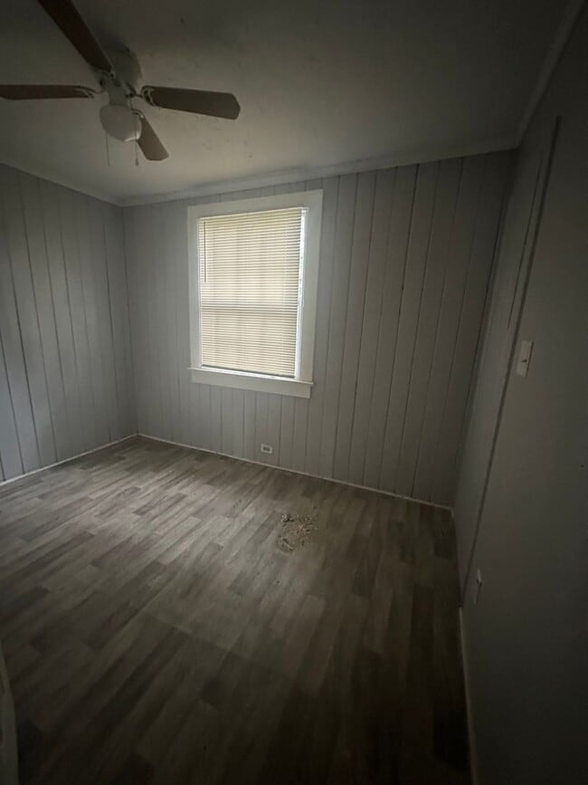 Building Photo - Remolded 2 bedroom 1 bath over a huge 2 car garage