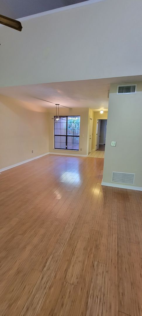 Building Photo - 2 Bedroom/2 Bath Townhome in Rockwood Villas