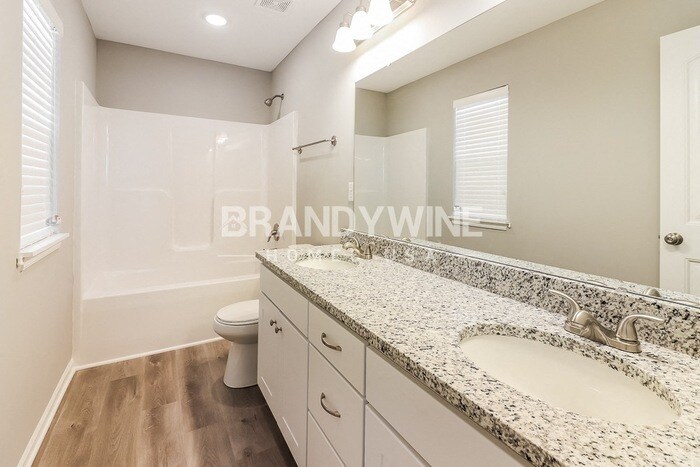 Building Photo - 702 Poplar Cir