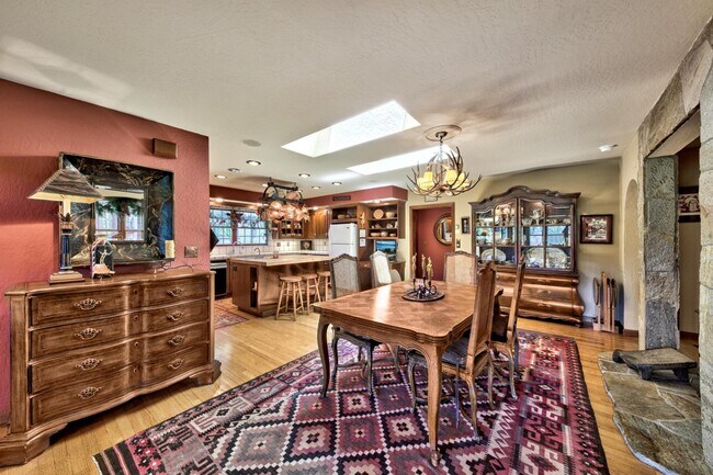 Building Photo - 1480 Ormsby Dr