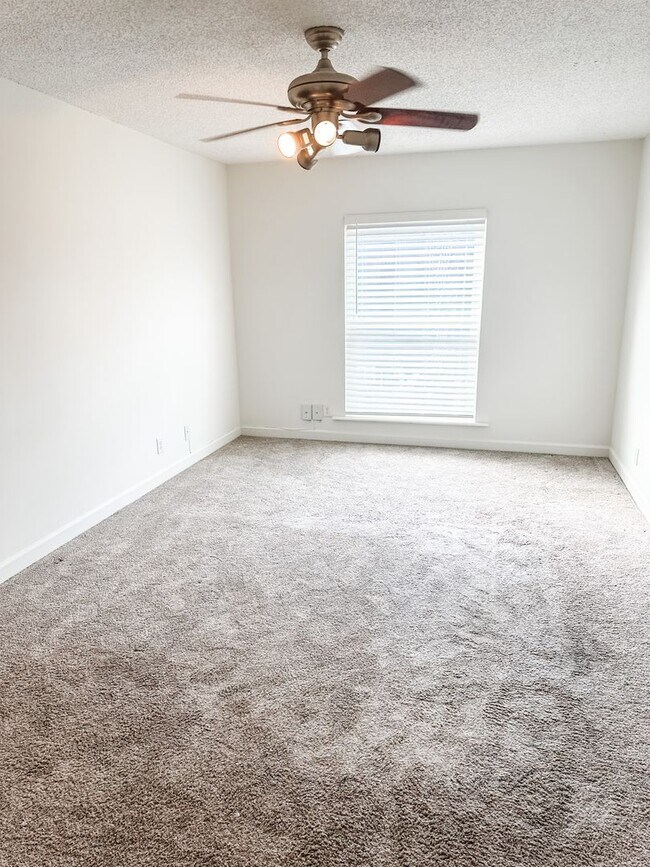 Building Photo - Spacious Renovated 3-Bedroom Condo Near UT Campus