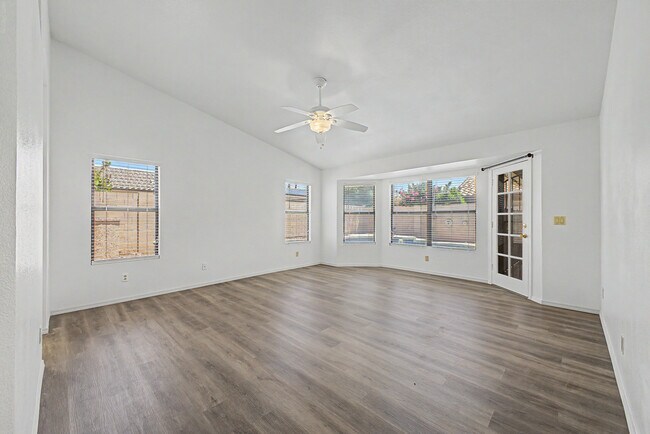 Building Photo - 3103 N Meadow Ln
