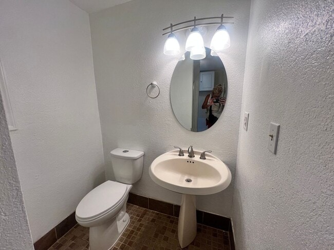 Building Photo - Mini Mansion in Salmon creek in mature nei...