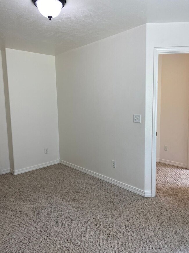 Building Photo - 2 Bed, 1 Bath Rocky Mountain Townhome w/ Garage & In-Unit Laundry