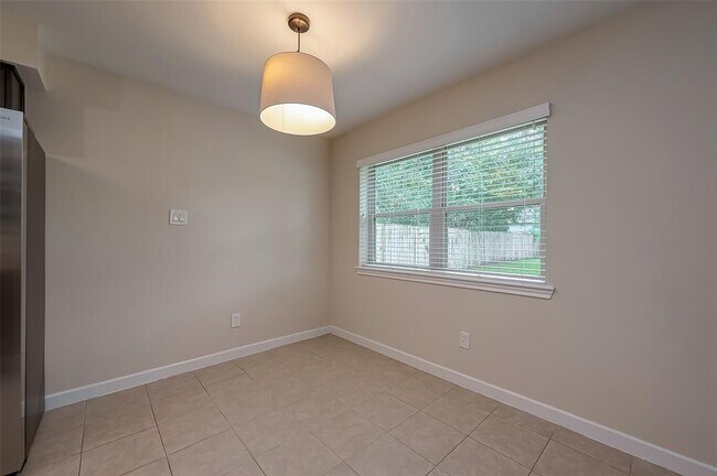 Building Photo - 25907 Glen Loch Dr