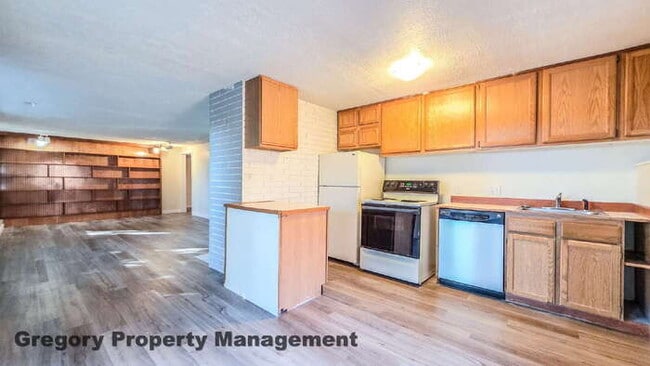 Building Photo - Spacious 5-Bedroom Kirkland Home – Daylight Basement, RV Parking, Quiet Private Drive & Top Schools!