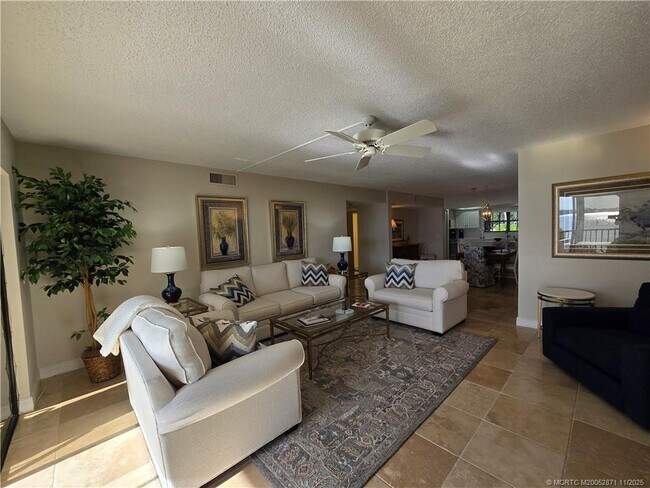 Building Photo - 316 NE Edgewater Dr