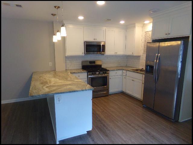 Building Photo - 525 S Oak St