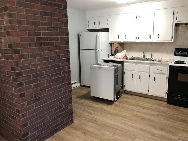 Building Photo - 96 Richardson Rd