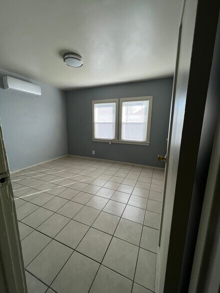 Building Photo - 392 N Mentor Ave