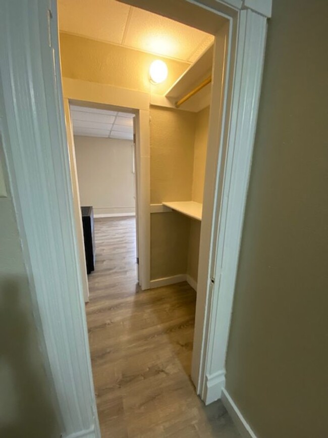 Building Photo - 1 Bedroom Apartment available