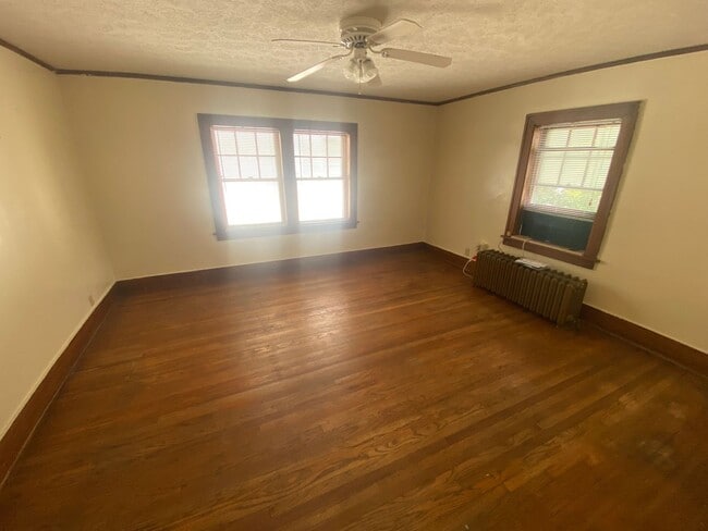 Building Photo - Massive 4 Bedroom, 2 Bath Brick Home