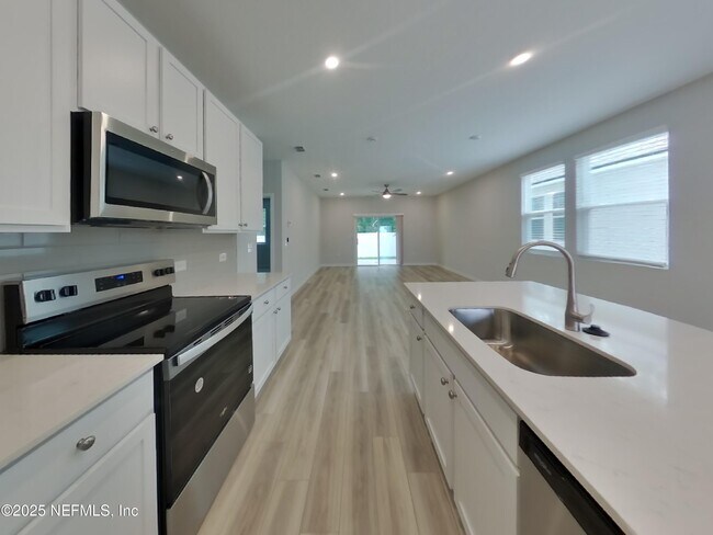 Building Photo - 14897 Praline Ct